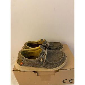 Hey Dude Wally Sox youth 2/3 Safari toe damage play shoe used